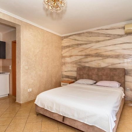 Ani Apartmani Dobra Voda Bagian luar foto